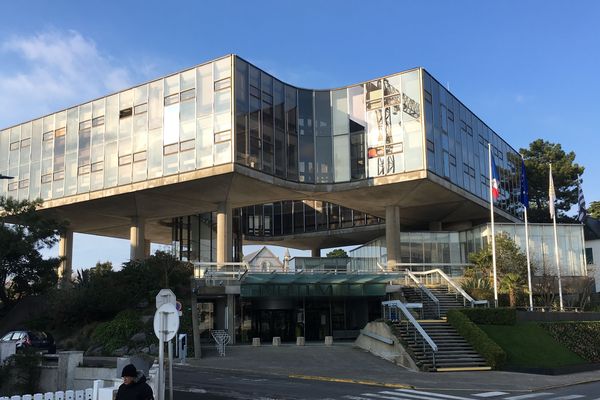 Le nouveau maire de La Baule, suite à l'agression du maire du Pouliguen,  en appelle au gouvernement.