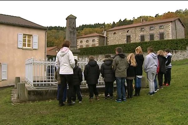 A Salzuit, en Haute-Loire, on explique l'origine du monuments aux morts aux enfants de la commune à l'occasion de la commémoration du 11 novembre 1918.