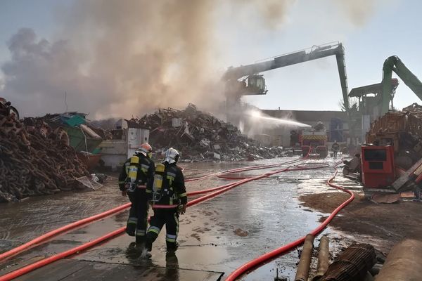 Les pompiers sont toujours à pied d'oeuvre ce vendredi midi sur l'incendie de La Crau