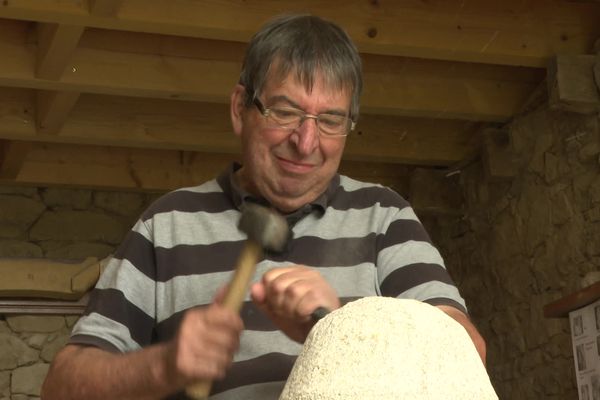 Daniel Delprato, avec sa massette et son burin, il est une des mémoires vivantes du village de Masgot en Creuse.