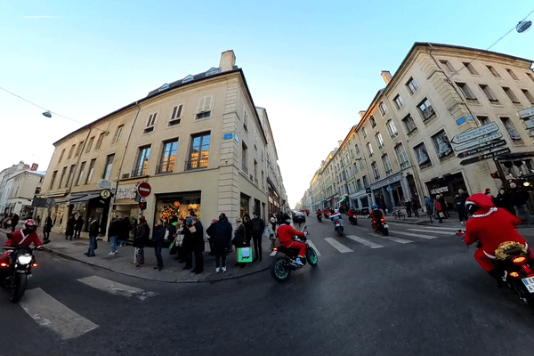 400 Pères et Mères Noël ont défilé dans les rues de Nancy samedi 17 décembre 2022, au profit des enfants hospitalisés.