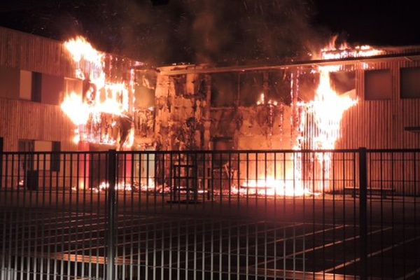 Le collège en feu - Photo Gérard Defer