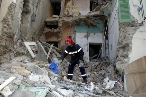 20/03/2013 - Un pompier fouille les décombres au lendemain de l’explosion