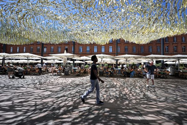 En 2024, trois fois plus d'ombrières doivent être disposées à Toulouse (Haute-Garonne).