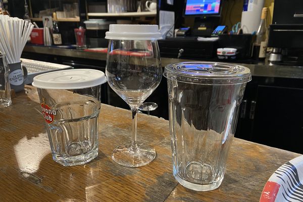 The lids of the take-away coffee sale equipment offered by the Le and Kokomo bars in Caen. 