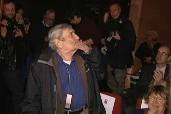 Fred remerciant la salle après l'hommage qui lui a été rendu en 2012 à Angoulême