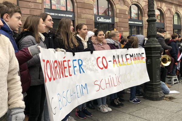 250 collégiens ont chanté l'Ode à la joie sur la Place Klébler à Strasbourg lors de la journée franco-allemande.