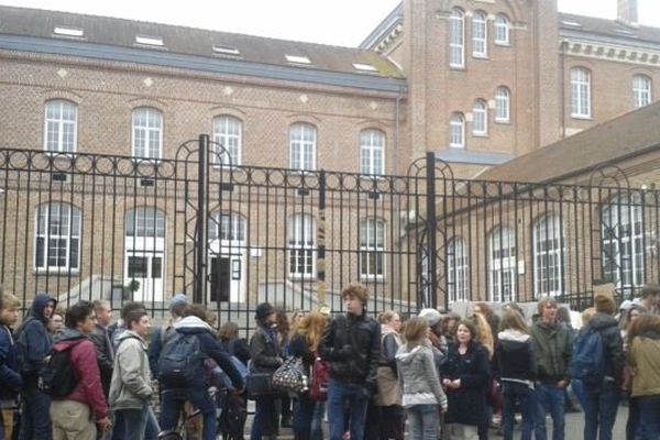 Plusieurs dizaines de lycéens de Robert de Luzarche à Amiens sont rassemblés devant l'établissement.