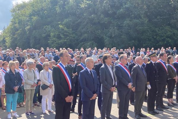 300 personnes avaient tenu à assister à la commémoration en hommage aux 55 martyrs de la Butte Rouge après la profanation des stèles et portraits mi-juillet.