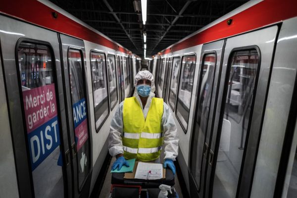 A Vénissieux (Métropole de Lyon), les métros du Sytral sont désinfectés tous les jours avant la mise en service. Avec le couvre-feu qui démarre dans la nuit du 16 au 17 octobre, les métros et bus lyonnais seront moins nombreux le soir, de l'ordre de 10% pour l'instant. 