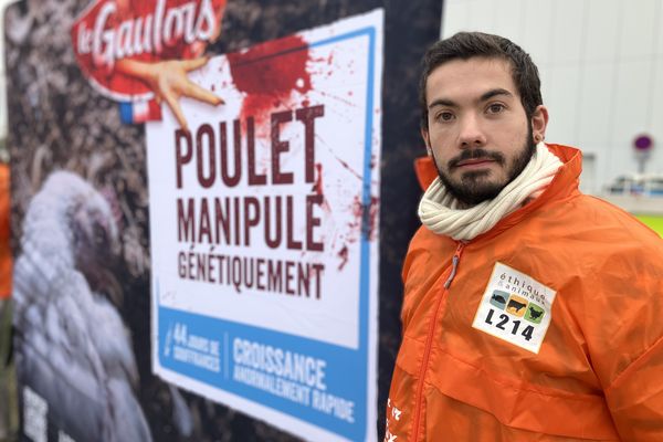 Les militants dénoncent la production de poulets sélectionnés génétiquement dans l'industrie agroalimentaire.