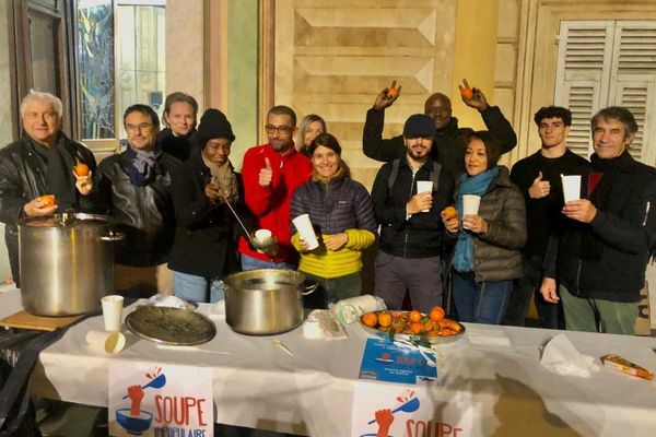 Plusieurs participants de la seconde édition de la soupe impopulaire du 22 novembre, à Nice.