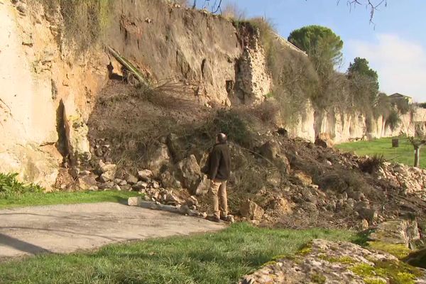 Le maire de Puymirol, dans le Lot-et-Garonne, constate l'éboulement des remparts après les violences inondations dans le département au début du mois de février. 