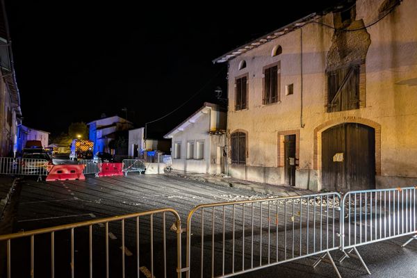 La façade d'un immeuble inoccupé s'est partiellement effondré dans la soirée du jeudi 21 novembre 2024 vers 22 h, à Rieux-Volvestre, près de Toulouse, en Haute-Garonne. Quatre personnes des immeubles mitoyens ont dû être relogées.