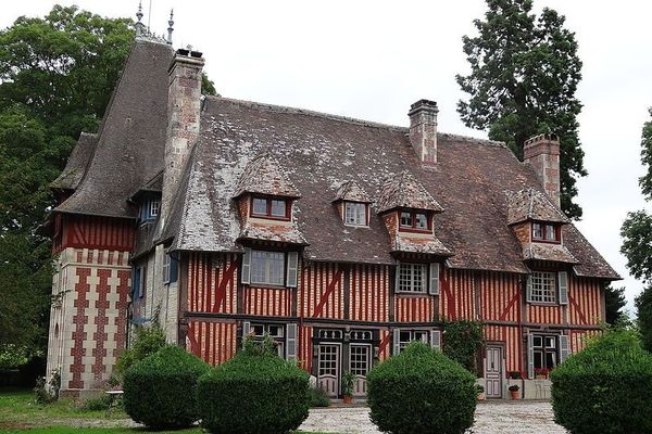 Dans le Calvados, le Manoir de Cantepie est l'un des bijoux du patrimoine de Cambremer et du Pays d'Auge. Le temps y sera majoritairement gris et nuageux, en ce lundi.