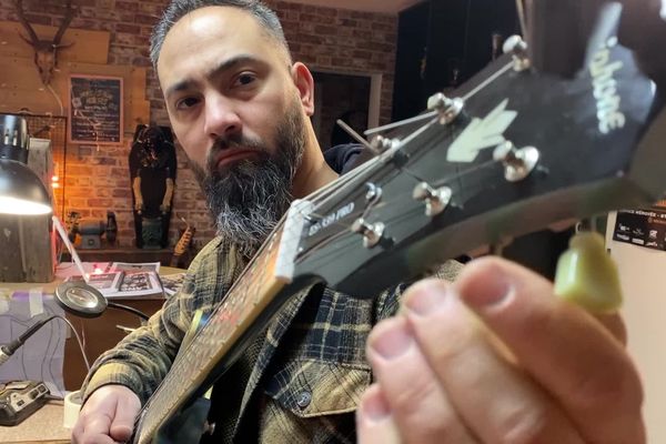 Stéphane Gallard est luthier à Migné-Auxances, près de Poitiers, et passionné de guitares électriques.