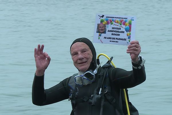 Roger Citerici lors de la plongée anniversaire de ses 85 ans dans l'étang de Thau.