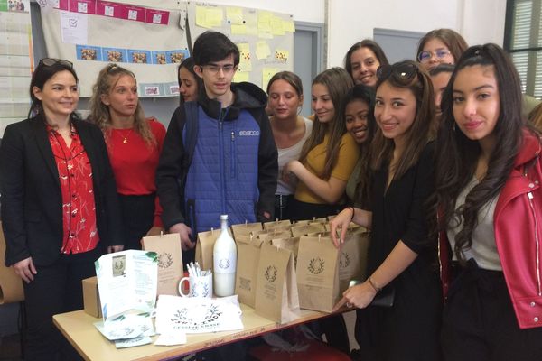 15 élèves d’une classe de 1re STMG du lycée Georges Clémenceau de Sartène ont monté leur mini-entreprise : « Isu’linda ». 