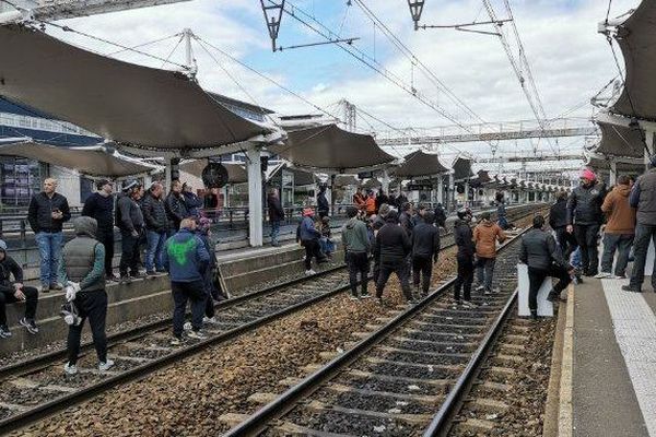 Les forains ont bloqué la gare du Mans ce lundi 25 mars. La circulation des trains a été fortement perturbée 