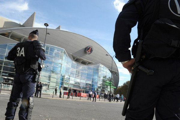 Des policiers aux abords du Parc des Princes. (illustration)