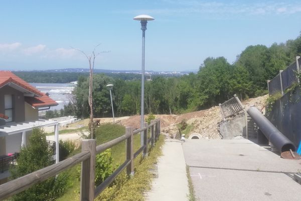 La situation reste compliquée pour certains habitants de Bossey, un mois après le glissement de terrain qui a bien failli emporter leurs logements. 