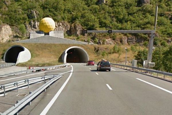 Entrée du tunnel du Pas de l'Escalette sur l'A75 - archives