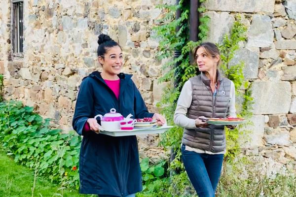 Justine Piluso et Laëtitia, la femme de Guillaume à l'heure pour le Tea time autour d'une tarte framboise, zests de citron et romarin.