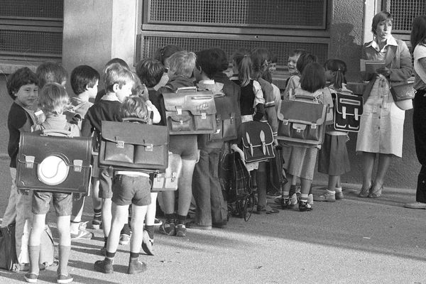 Rentrée des classes primaires à Saint Jean d'Ardières (Rhône) en septembre 1980