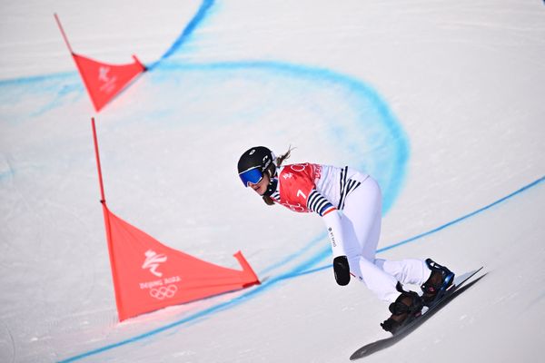 La savoyarde Chloé Trespeuch a décroché l'argent lors de la finale de snowboardcross des JO de Pékin, ce mercredi 9 février.