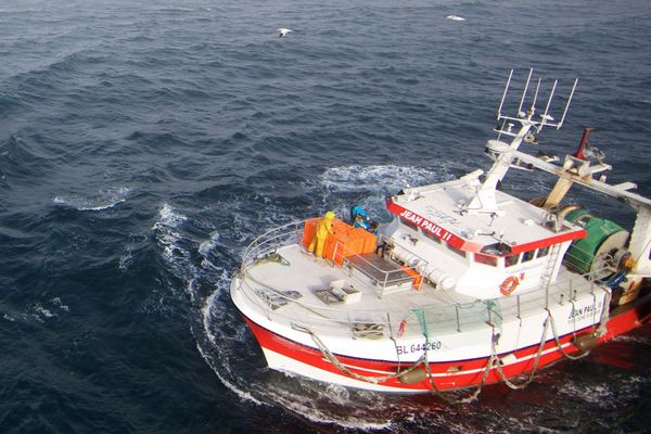 Un bateau des sauveteurs en mer au large du Touquet.