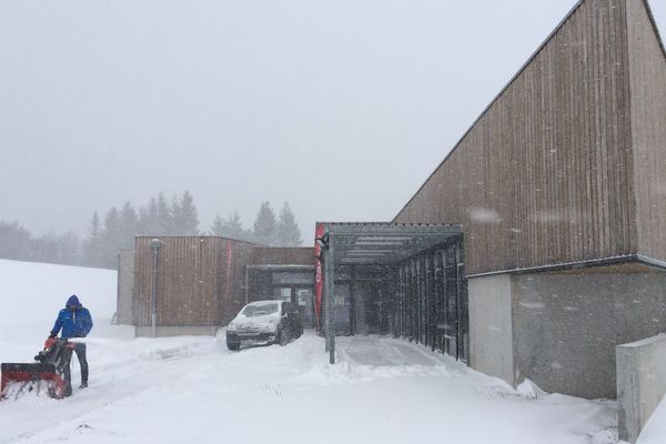 Premier weekend d'ouverture sous la neige pour la maison d'activités du col de Serre dans le Cantal 