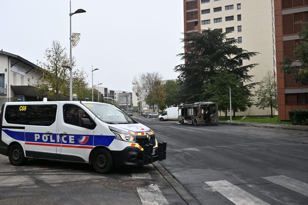 Dans la nuit du 1er novembre, des jeunes de la commune de Rillieux-la-Pape ont notamment incendié des bus, lors de violences urbaines qui avaient démarré à l'occasion de la soirée d'Halloween.