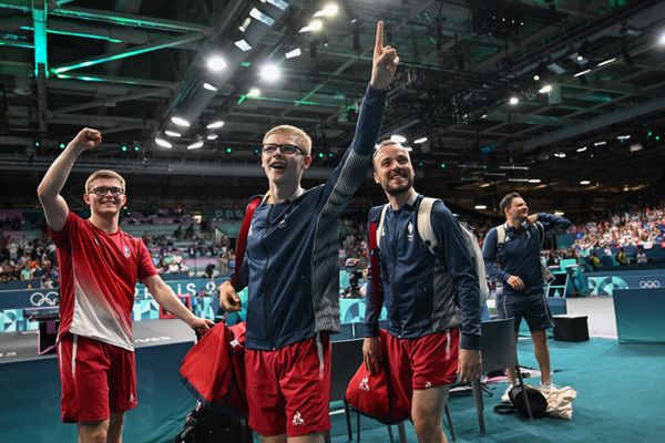 Alexis & Félix Lebrun, et Simon Gauzy (de gauche à droite), devront réaliser un authentique exploit pour vaincre l'équipe de Chine. Août 2024.