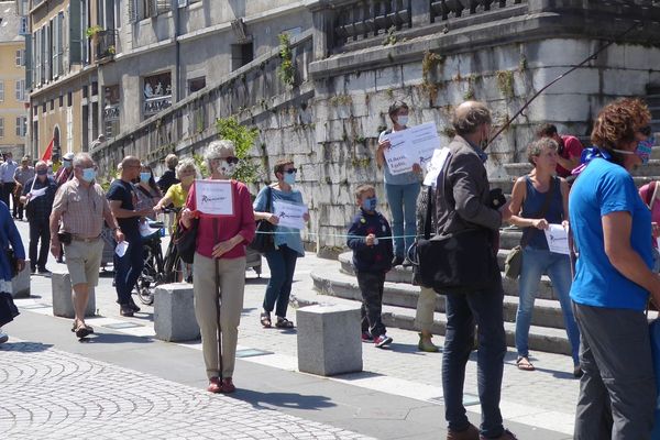 La file d'attente symbolique en faveur de la régularisation des sans-papiers ce samedi 20 juin à Chambéry.