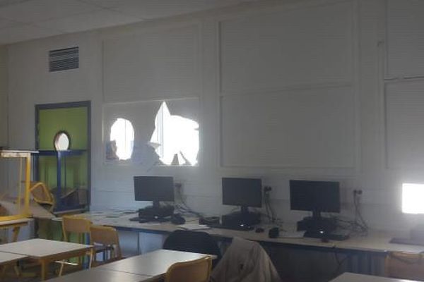 Des dégâts à l'intérieur du lycée Bréquigny de Rennes ce matin, sur fond de tensions après des propos racistes tenus par des élèves