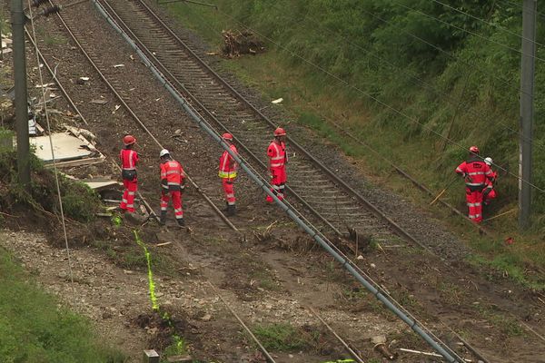 Une coulée de boue était survenue le lundi 12 juin sur les voies ferrées à hauteur de Rives (Isère).