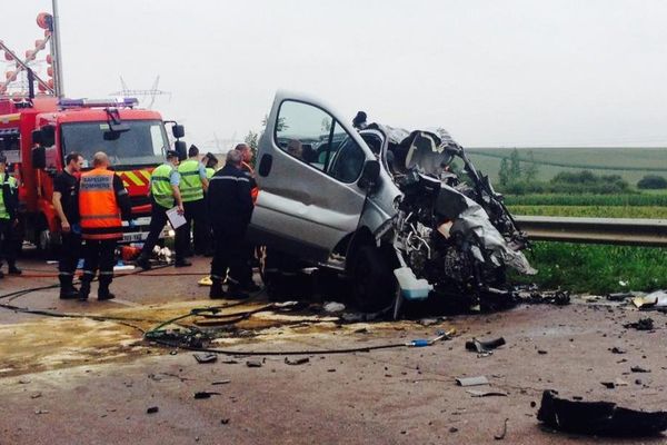 Les secours interviennent autour du minibus accidenté sur la D619, dans l'Aube (22/07/2014)