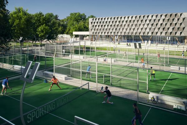 Le Sporting de Vichy va accueillir le centre national d'entraînement de padel, ce sport dérivé du tennis qui se joue sur un court encadré de vitres et de grillages.