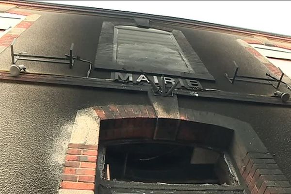 Des pneus et des palettes avaient été enflammés devant la façade de la mairie de Bonnée (Loiret) en décembre 2018, provoquant d'importants dégâts. 