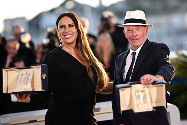 "Emilia Perez" a remporté le Prix du Jury au dernier Festival de Cannes et a également valu un prix d'interprétation collectif pour Zoe Saldaña, Selena Gomez et l'actrice principale transgenre Karla Sofía Gascón (ici aux côtés de Jacques Audiard).