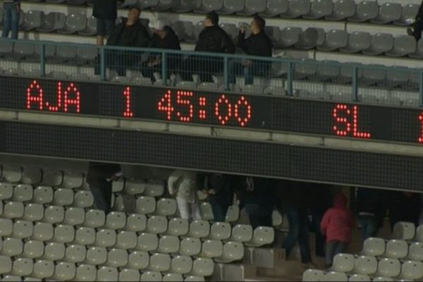 Match nul 1-1 entre l'AJA et Laval, 34e journée de Ligue 2, mardi 28 avril 2015.