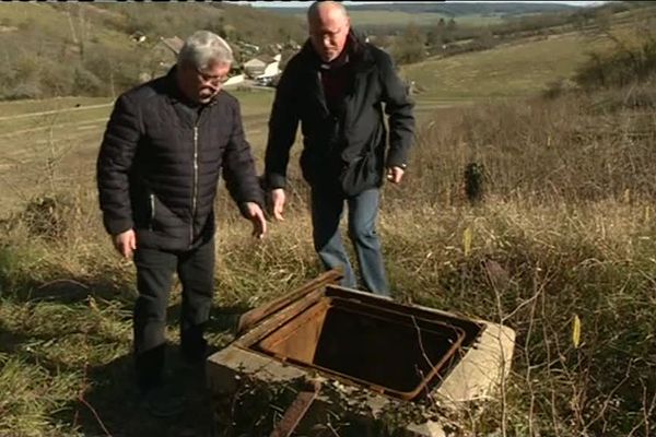 Le président du syndicat des eaux et le maire de Junay devant le réservoir.