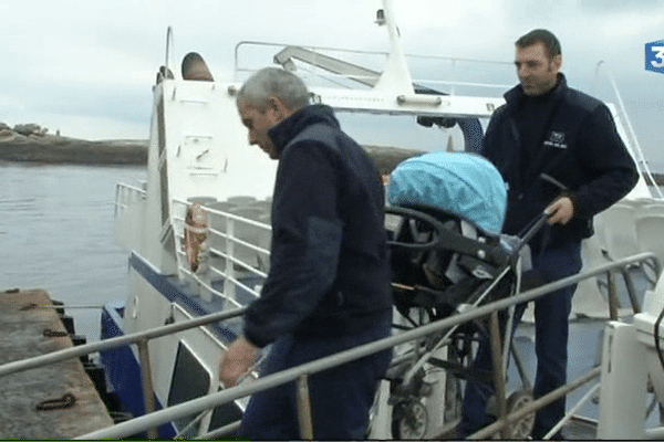 La petite Emilie est rentrée sur l'Île de Sein