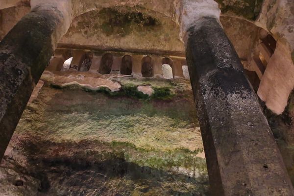 L'église troglodytique Saint-Jean fut creusée à même la pierre au coeur d'une falaise.