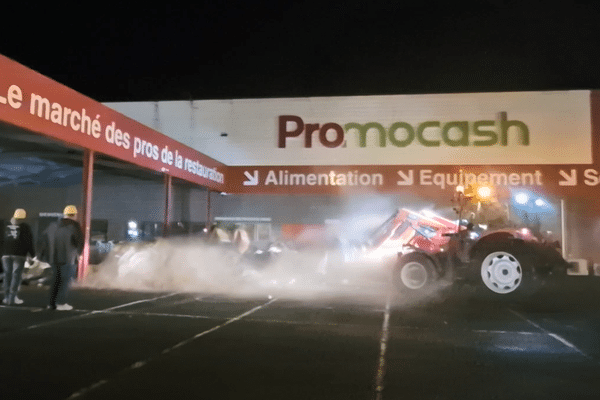 Tard dans la nuit, les agriculeurs de la CR 64 ont déversé fumier et pneus devant l'entrée de deux magasins, dont le Promocash à Anglet.