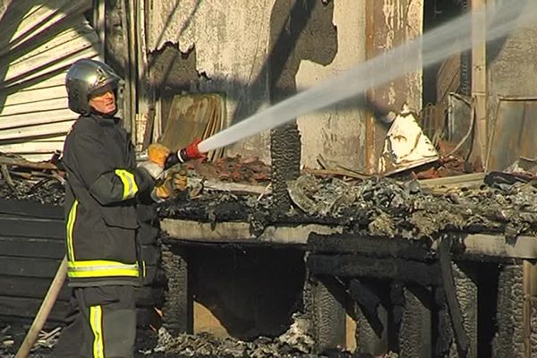 Une trentaine de pompiers est intervenu dans la nuit de vendredi à samedi.