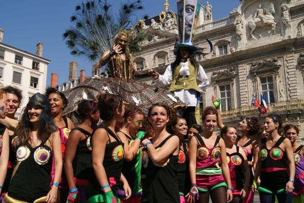 Une des troupes présentes lors du défilé de la Biennale.