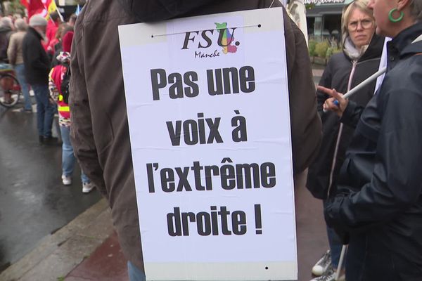 Plusieurs centaines de manifestants réunies devant la mairie de Cherboug (Manche), samedi 15 juin dès 10h30, pour faire barrage au Rassemblement National.