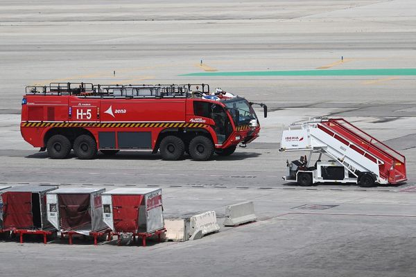 Un fourgon de lutte incendie sur le tarmac de l'aéroport de Barcelone. Photo d'illustration.
