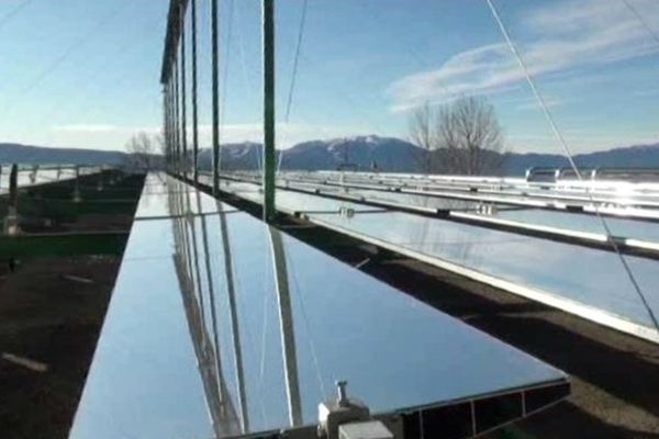 Le miroirs solaires "de Fresnel" qui reflètent et concentrent la lumière du soleil, font partie intégrante de la technologie  développée par Solar Euromed 